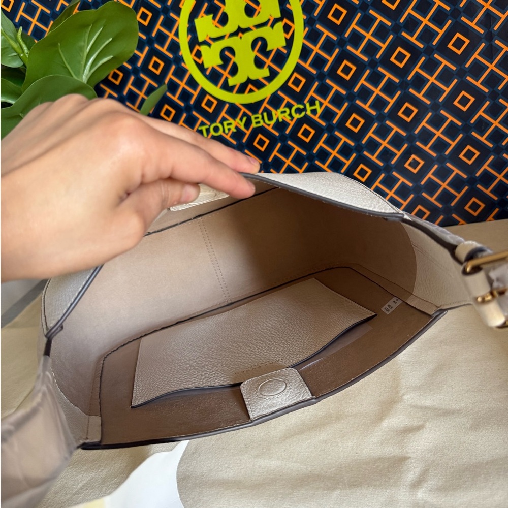 NWT, Tory Burch thea large bucket  Leather Shoulder Bag new ivory - Picture 7 of 12